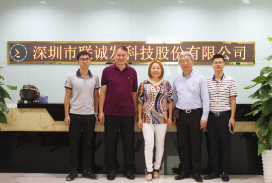 mk恩波利足球俱乐部前台合影