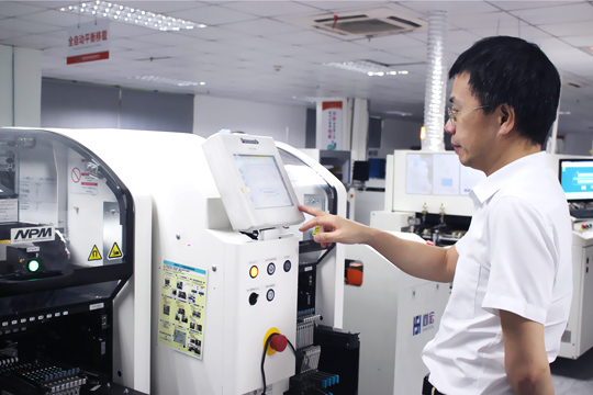 宝安日报报道：mk恩波利足球俱乐部公司顾伟 三十载初心不改 深耕LED显示屏研发