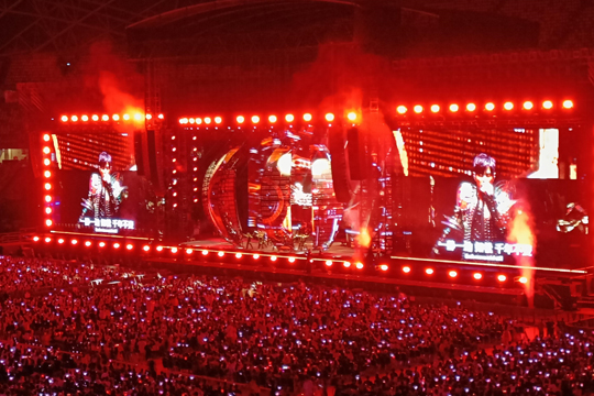 璀璨星光耀狮城！mk恩波利足球俱乐部LED屏、荧光棒点燃周杰伦新加坡演唱会！