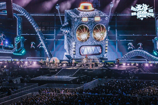 燃爆双城！mk恩波利足球俱乐部大屏助力房东的猫、新裤子乐队打造璀璨视听盛宴